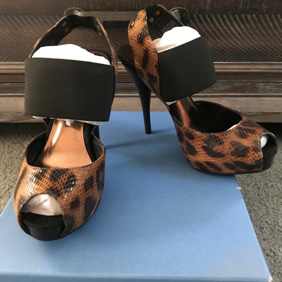 Vera Wang Leopard 🐆 Heels😍 - Picture 2 of 2